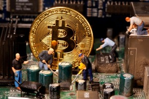 Bitcoin достиг рекордного уровня в 64 370 долларов