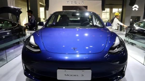 Tesla отзывает 947 автомобилей в США из-за задержки отображения изображения заднего вида